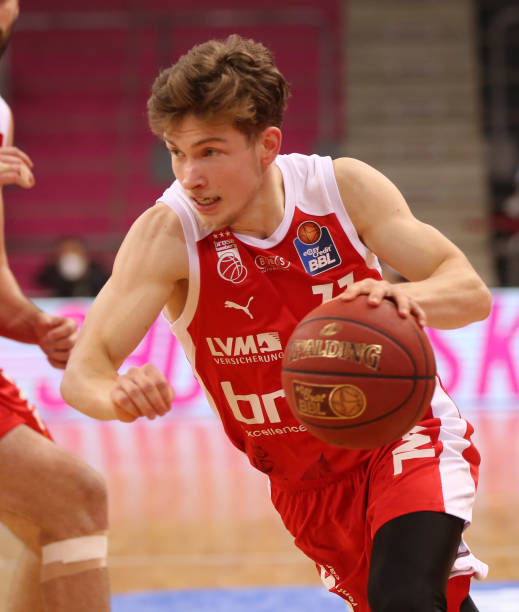 一跃成名 一跃成名